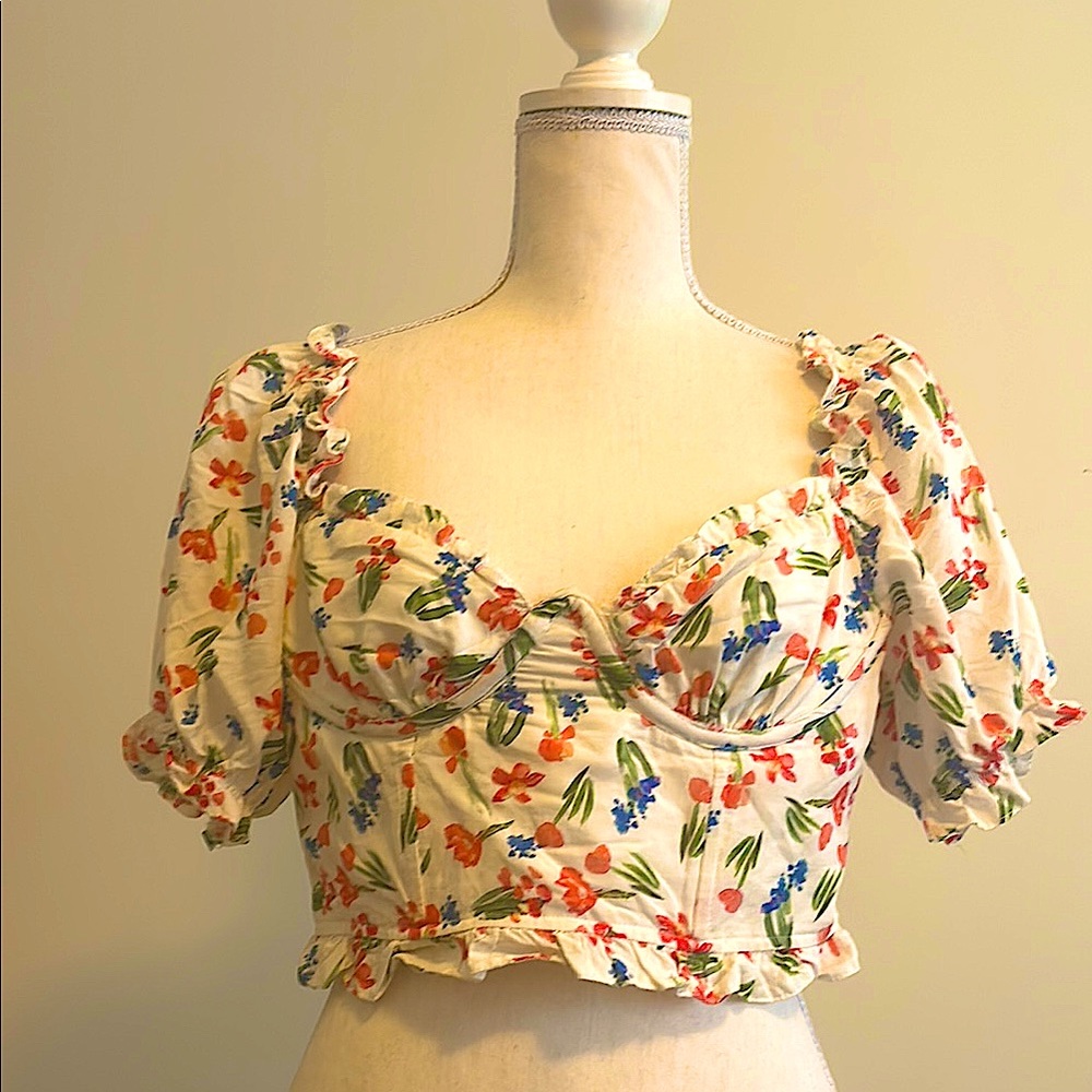 Floral Ruffle Sleeve Crop Top - Picture 2 of 3